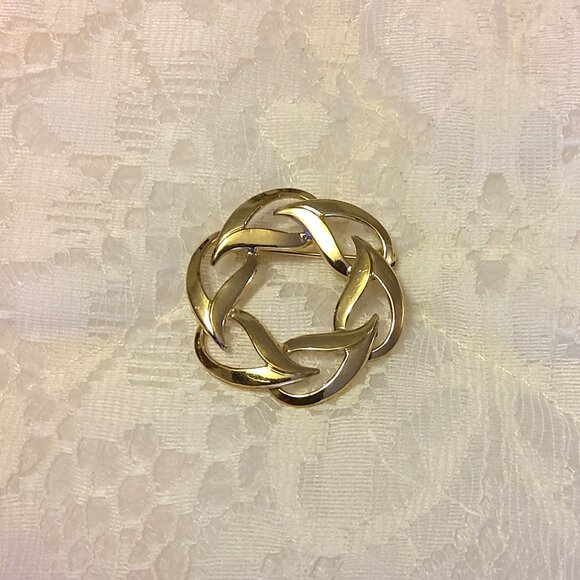 Vintage Gold Tone Circle Link Braided Wreath Brooch Timeless VTG Jewelry Pin - Picture 9 of 9
